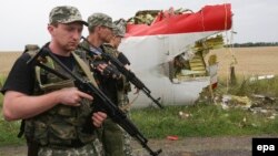 Rusparas separatistler gaçan uçaryň öňünde.