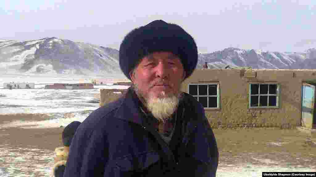 Абдылаат Ибраев Баш-Күмбөздүн ардагер мугалими жана ашык атуунун чемпиону. &nbsp;