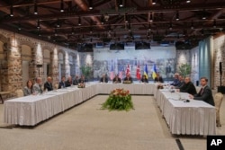 ABŞ-nyň (çepde), Türkiýäniň (ortada) we Ukrainanyň (sagda) delegasiýalary 16-njy maýda Dolmabahçe köşgünde