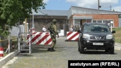 Գյումրիում ռուսական 102-րդ ռազմաբազայի մուտքը, արխիվ