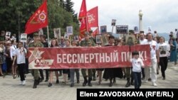 Центральным событием этого праздничного дня в Сухуме стало шествие «Бессмертного полка»