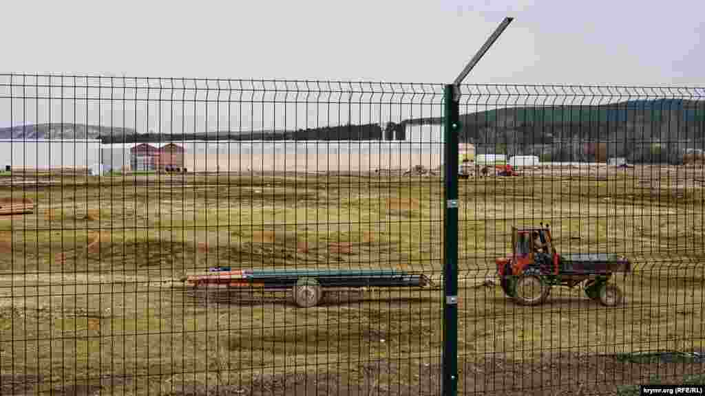 Будівельно-монтажні роботи на приватній території &ndash; землі інвестора із сусідньої Росії &ndash; тривають. Проєктна потужність комплексу становить 14 тисяч тонн томатів на рік. Повністю завершити будівництво об&#39;єкта повинні до серпня 2020 року. Колись тут вирощували відомі сорти кримських яблук, такі як Кандиль Сінап