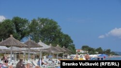 Turisti na plaži u Grčkoj