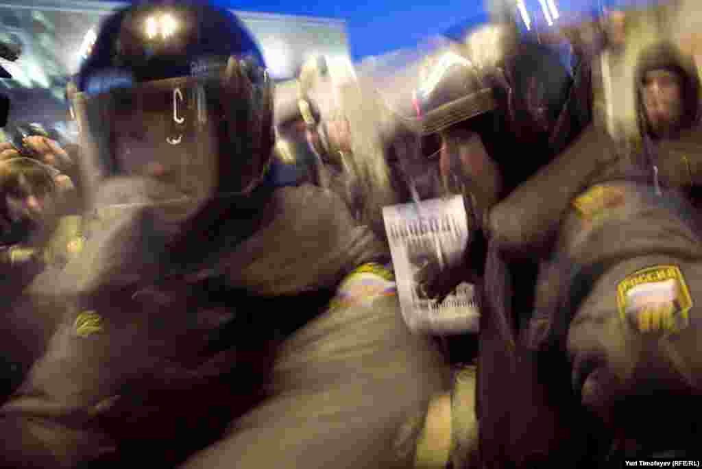 Шесть человек по очереди вставали в индивидуалные пикеты с плакатом &quot;Свободу Таисии Осиповой!&quot; все шестеро были задержаны в течении нескольких секунд.&nbsp;