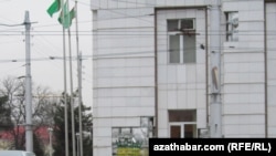 Wakada “Türkmenmallary” assosiýasiýasynyň edara jaýyna hem zeper ýetdi, 24-nji fewral.