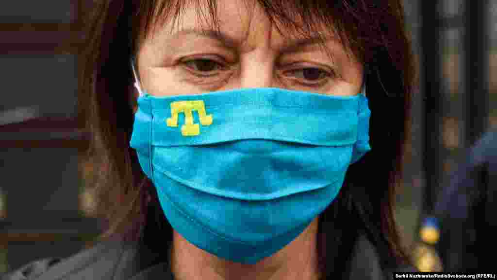 26 мая активисты инициативы&nbsp;&laquo;КрымSOS&raquo;&nbsp;провели акцию у посольства России в Киеве. Мероприятие назвали &laquo;Хождение по кругу&raquo;. Оно призвано поддержать жертв насильственных исчезновений в Крыму, судьба которых до сих пор неизвестна. Больше фото с акции &ndash; в фотогалерее