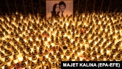 Фото Яна Куціака і Мартіни Кушнірової під час акції пам’яті біля будівлі словацького уряду в Братиславі, 28 лютого 2018 року