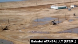 На нефтяном месторождении компании «Эмбамунайгаз». 4 апреля 2012 года.