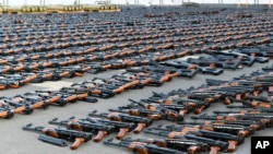 Йеменга жөнөтүлгөндө колго түшүрүлгөн куралдар.