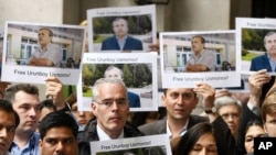 Питер Хоррокс (ортодо) жана ВВСнин кабарчылары Лондондогу митингде, 22-июнь, 2011