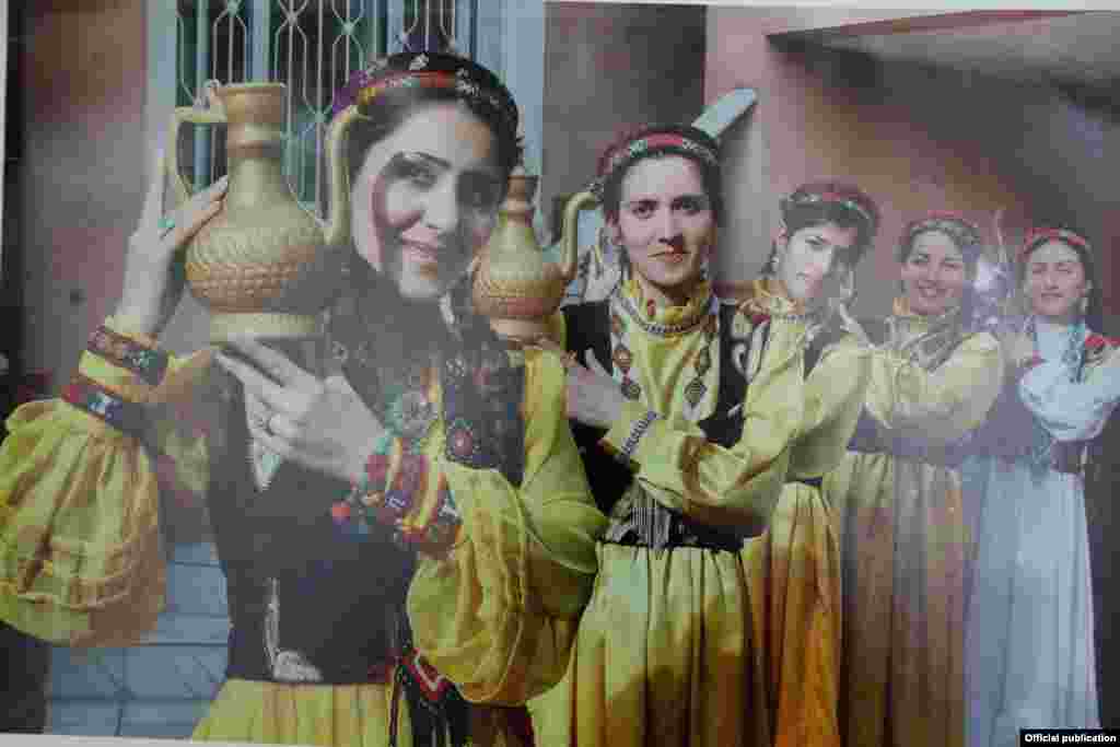 Көргөзмөгө Тажикстандын белгилүү кино-оператору, фотосүрөтчүсү Заур Дахтенин &nbsp;эмгектери да коюлду.&nbsp;