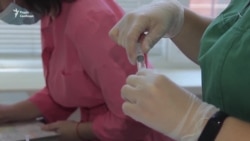 «Заразити літніх родичів я боюся більше, ніж захворіти сама» – донька пацієнта з COVID-19 (відео)