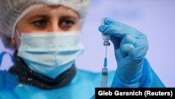 Пизишке дар Украина аз ваксинаи AstraZeneca истифода мекунад. Киев, 16-уми марти 2021 