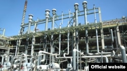 Ферганский нефтеперерабатывающий завод, считающийся одним из прибыльных предприятий в стране, после обретения Узбекистаном независимости находился под контролем первой семьи.