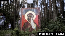 Абраз Аляксея Марачкіна «Маці Божая Курапацкая ўсіх бязьвінна расстраляных». Мітынг «Дзень памяці пра генацыд» у Курапатах, 2018 