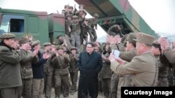 Жол башчы Ким Чен Ын аскерлер менен жолуккан учур.  4-мартта, 2016-жыл. 