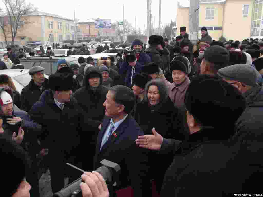 Чогулгандар тоолуу аймактын жеңилдиктеринен баш тартуу менен маселе чечилбей тургандыгын, электр энергиясынын кымбаттыгы, малдын арзандыгы, ГЭСтин курулбай калышы элди митингге чыгууга аргасыз кылганын айтууда.