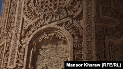 قسمت های از منار جام که فروریخته و نیاز به ترمیم دارد