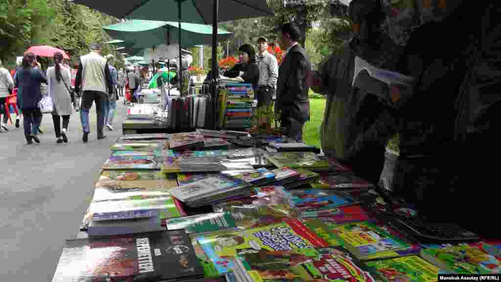 Много мероприятий было подготовлено для детей. Помимо развлекательной программы, книжно-иллюстрированная выставка &laquo;50 лучших детских книг&raquo;, букроссинг, организованный детской библиотекой имени Сапаргали Бегалина.