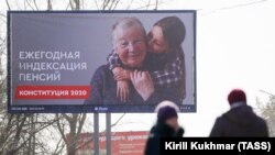 Rusiye Anayasasınıñ tüzetüvlerine rey berüvge bağışlanğan levha. Novosibirsk, 2020 senesi mart ayı