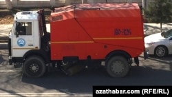 Aşgabadyň köçelerinde eýesiz jandarlary 'awlamaga' gelen döwlet işgärleriniň ulagy. Arhiwden alnan surat