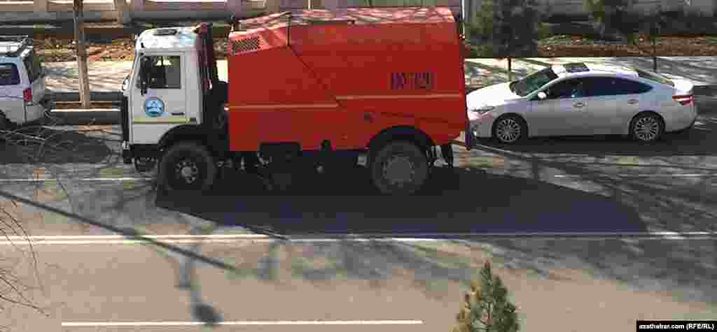 По словам жителей столицы, в настоящее время в различных районах Ашхабада можно увидеть специальные транспортные средства оранжевого цвета, используемые для отвоза животных, а также сотрудников&nbsp;служб, осуществляющих отлов, вооруженных подручными средствами, в том числе арматурой и палками.