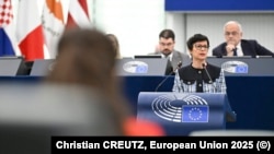 Єврокомісарка з питань розширення Марта Кос виступає з промовою під час дебатів у Європарламенті щодо долі Радіо Свобода, Страсбург, 1 квітня, 2025 р.