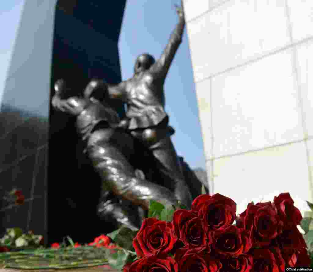 Бакиев качкандан кийин ошол учурдагы бир топ оппозициялык саясатчылар Убактылуу өкмөттү түзүшкөн.