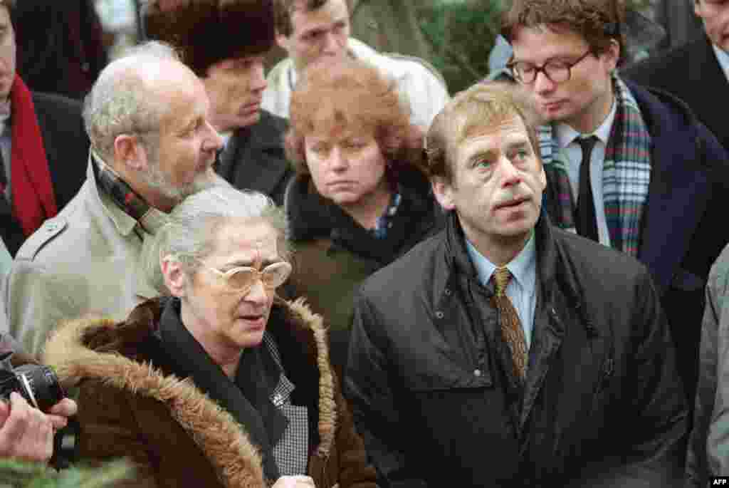 Мурдагы коммунисттик доордогу чех диссиденти Вацлав Гавел менен бирге. Маскөө шаары, 1990. 