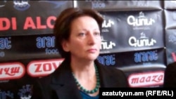 Бывший секретарь правления партии «Наследие» Карине Акопян на пресс-конференции, Ереван, 19 марта 2012 г.  