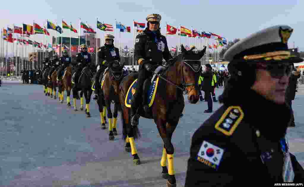 Кордони поліції біля стадіону, де проходить церемонія відкриття зимової Олімпіади 2018 року в Пхьончхані&nbsp;