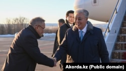Аким Жетысуской области Бейбит Исабаев встречает Касым-Жомарта Токаева в аэропорту Талдыкоргана. 12 декабря 2024 года