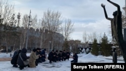 Молитва по погибшим в авиакатастрофе близ алматинского аэропорта. Нур-Султан, 28 декабря 2019 года.