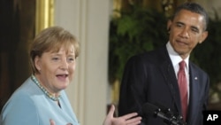 Germaniýanyň kansleri Angela Merkel (çepde) we Birleşen Ştatlaryň prezidenti Barak Obama Ak Tamda geçirilen metbugat konferensiýasynda, 7-nji iýun.