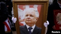 Портрет президента Леха Качиньского, погибшего в авиакатастрофе под Смоленском в 2010 году