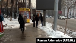 Сейфуллин даңғылында қара жұмысқа жалдаушыларды күтіп тұрған адамдар. Алматы, 14  ақпан 2017 жыл. 