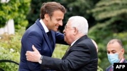 Ֆրանսիայի նախագահ Էմանյուել Մակրոնը Փարիզում ողջունում է Պաղեստինի նախագահ Մահմուդ Աբբասին, հուլիս, 2022թ.
