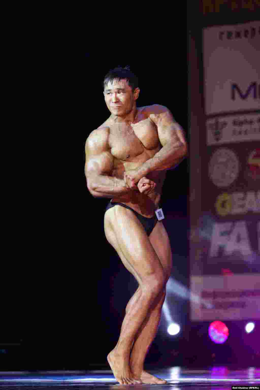 90 килограмм салмакка чейинкилер арасында мелдешке чыккан кыргызстандык Жанар Муратов. Бул таймашта 28 жаштагы Жанар экинчи орунду алып Кыргызстандын ачык чемпиондугунун жана Борбор Азиянын биринчи чемпиондугунун күмүш байгесинин ээси болду.