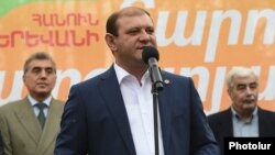 Armenia - Yerevan Mayor Taron Markarian speaks at an election campaign rally in Erebuni district, 21Apr2017.