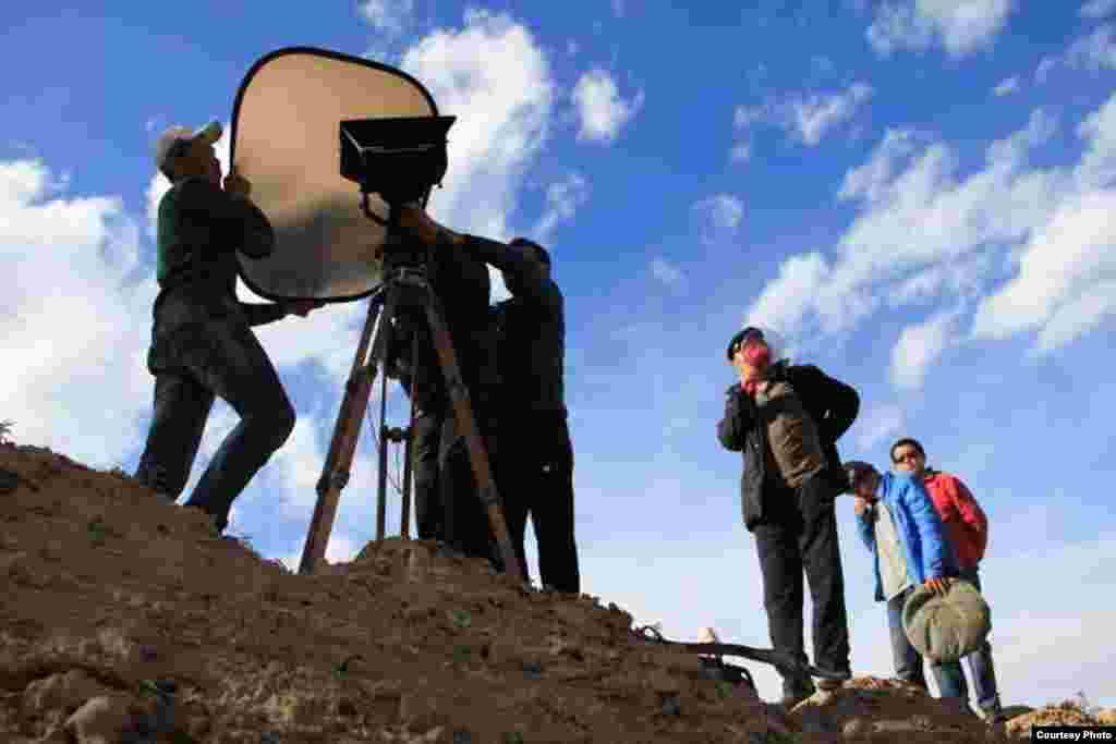 На фоте съемочная группа: режиссер, оператор, ассистент оператора, режиссера, водитель. обл. Ыссык Кол, село Шор Булак, октябрь 2015 г. Автор: Марс Тугелов &nbsp;