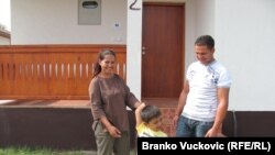 Porodica Đorđevič ispred svoje nove kuće izgrađene zahvaljujući pomoći EU, Kragujevac, 26. septembar 2011. 