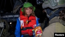 Гуманитардык кемедеги Грета Тунберг.