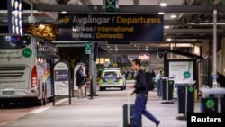 Поліцейський автомобіль припаркований в аеропорту Гетеборг-Ландветтер у той час, як повітряний простір над ним був тимчасово закритий через дрон, Швеція, 6 листопада 2025 року