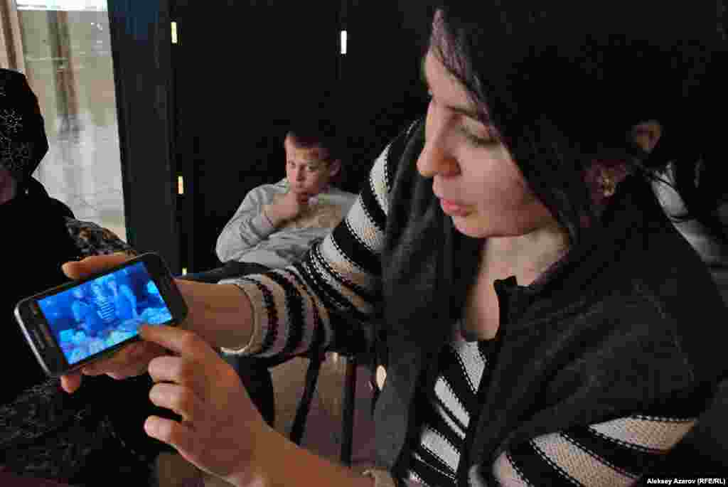 Участница показывает фото награждения на Фестивале постной кухни за лучшее блюдо и оформление стола.