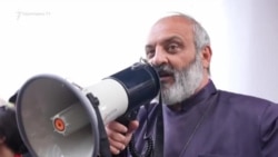 Բագրատ արքեպիսկոպոսն ու նրա 14 համախոհները՝ ճաղերից այն կողմ