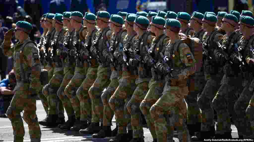 Далі крокували різні підрозділи ЗСУ та силових структур. На фото &ndash; морські піхотинці