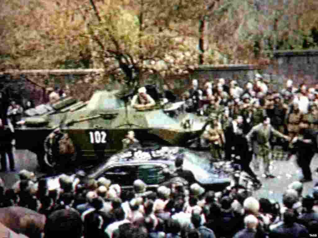 28 oktyabr, parlamentin binası hərbi texnika ilə əhatəyə alınıb, silahlılar təslim olur.  - Uzun məhkəmədən sonra parlamentə hücum edənlər ömürlük azadlıqdan məhrum edildilər.