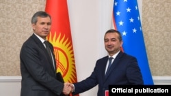 Акрам Мадмураов жана Мехриддин Хайриддинов протоколдорго кол койгондон кийин. Ташкент, Өзбекстан. 27-август, 2020-жыл.