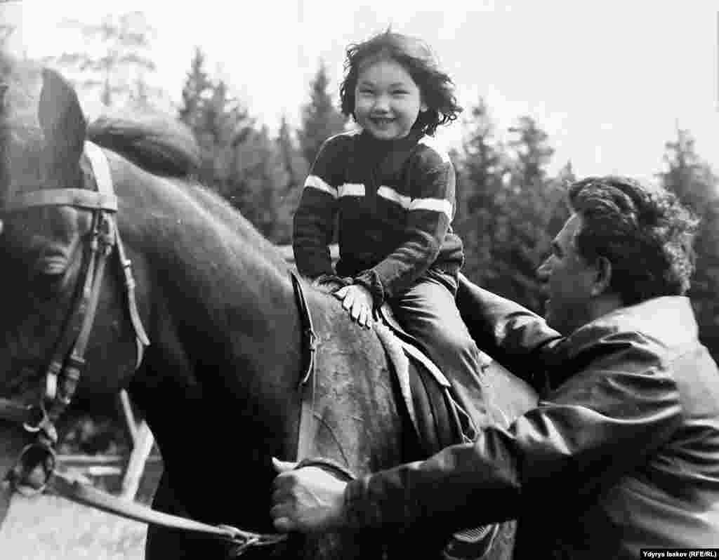 Чыңгыз Айтматов кызы Ширин менен.