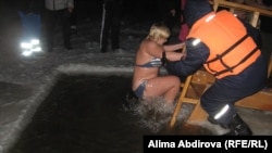 Купание в проруби на Актюбинском водохранилище. 19 января 2011 года. 